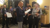Einrichtungsleiter Norbert Bittner überreicht die Urkunde für 50 Jahre Konzerte im Seniorenheim Deining