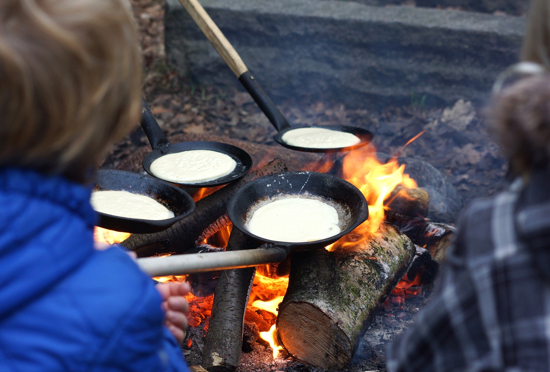 Speisen am Feuer, von Karsten Madsen auf pixabay