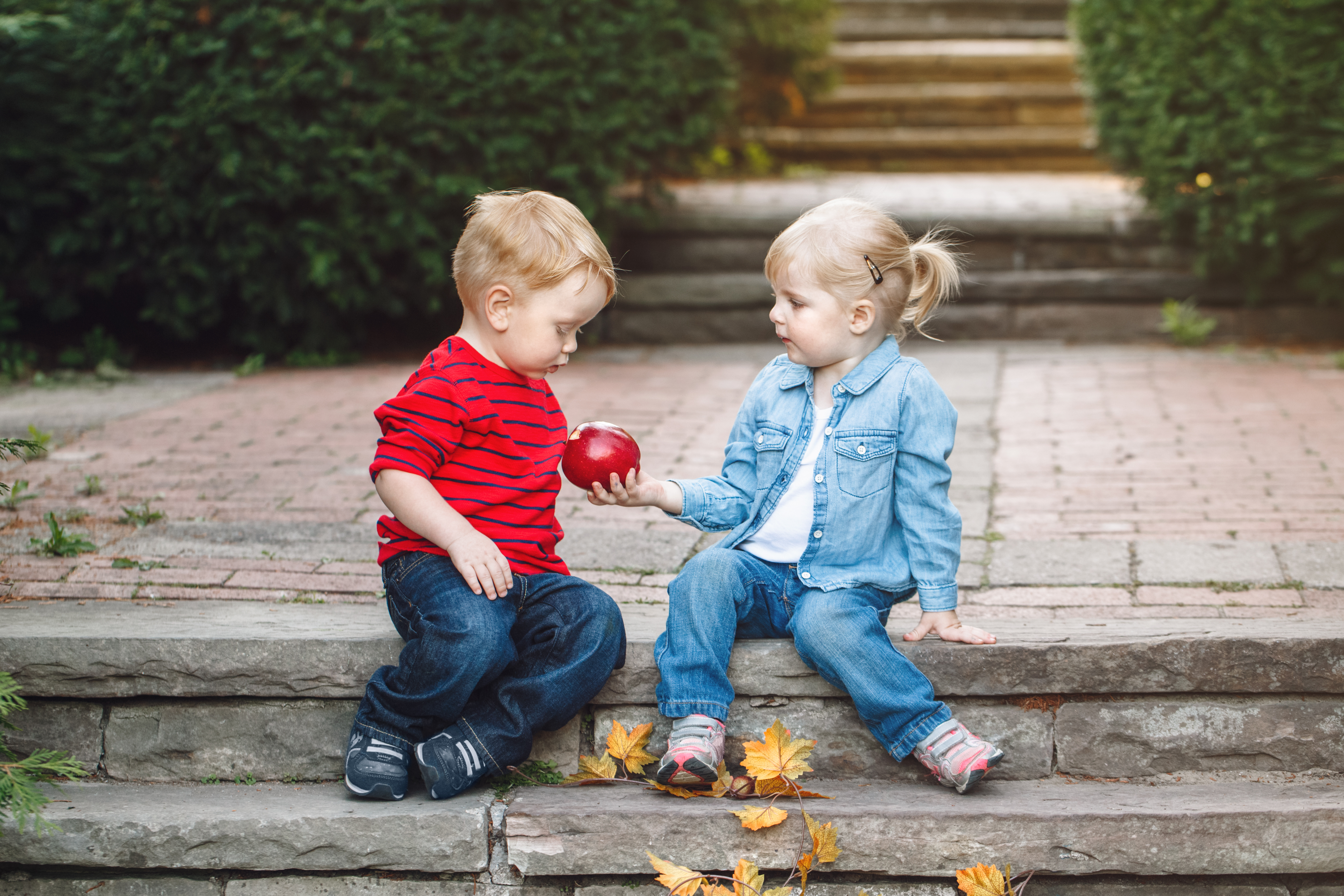 Kinder mit Apfel, AdobeStock anoushkatoronto