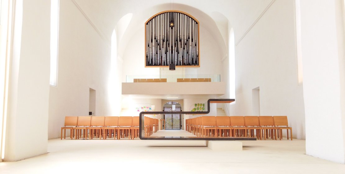 Christuskirche Neumarkt i.d.OPf., Blick über Altar zur Orgel, Foto TM