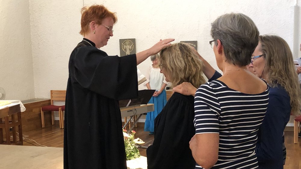 In einem Gottesdienst im Klinikum hat Dekanin Christiane Murner Pfarrerin Katharina Thoma in ihr neues Amt eingeführt. Foto: Murner