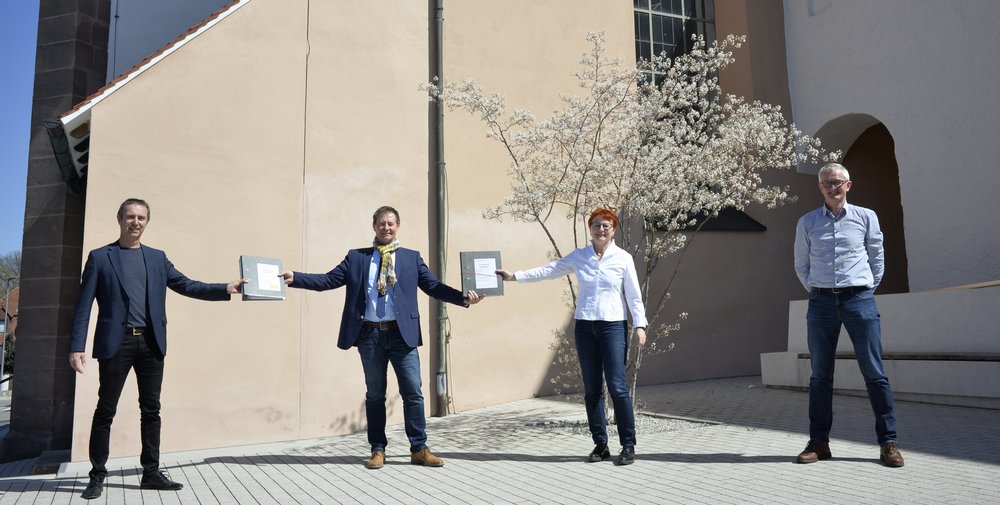 Feierliche Übergabe der Baugenehmigung: Pfarrer Michel Murner, Oberbürgermeister Thumann, Dekanin Christiane Murner, Vertrauensmann Bernhard Hammerbacher; Foto Dr. Janka, 23.04.2021