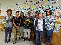Das Team des Wilhelm-Löhe-Kindergartens begrüßt seine neue Leiterin Brit Trabandt mit einem Blumenstrauß.