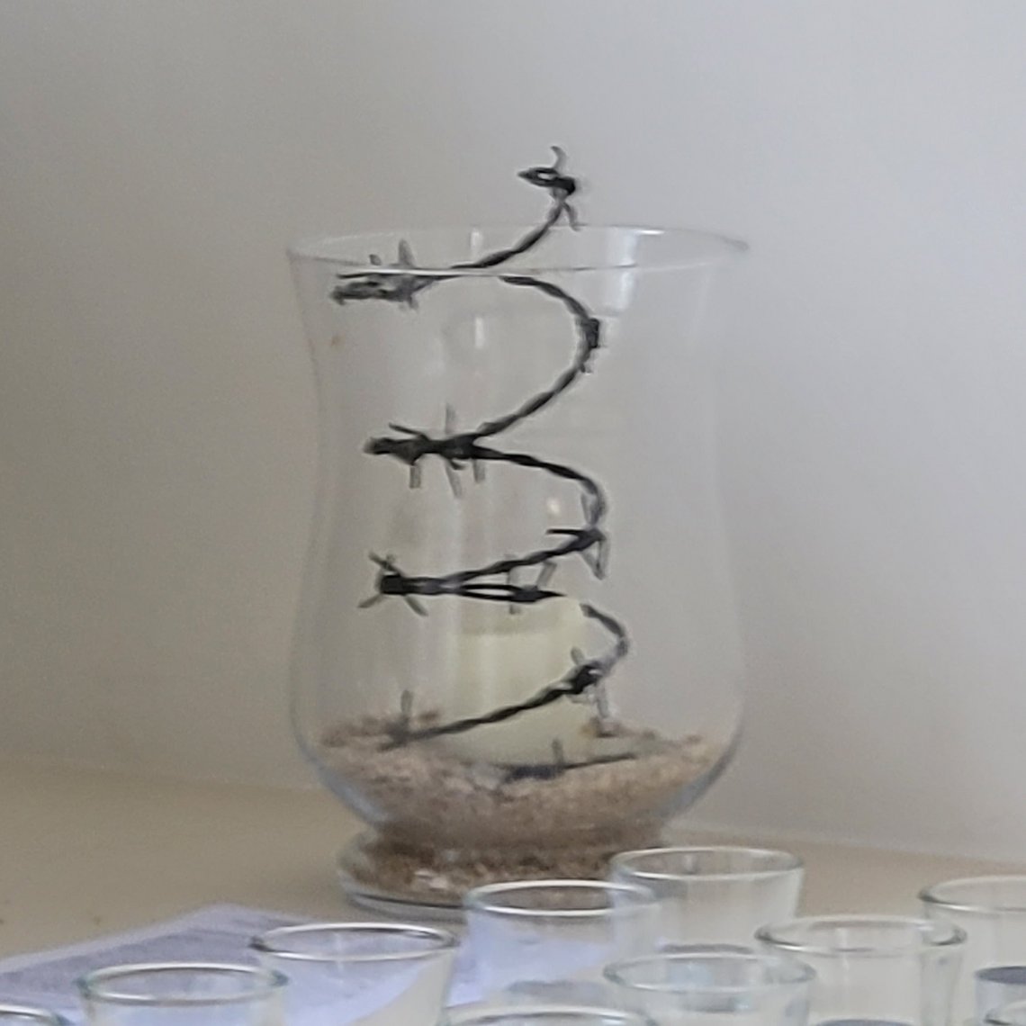 Stacheldrahtkerze im Raum der Stille, Foto kb