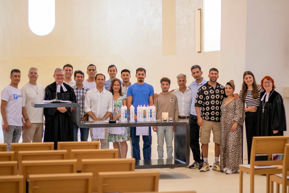 Taufe iranischer Christen, Gruppenbild, Foto: P. Vaziri