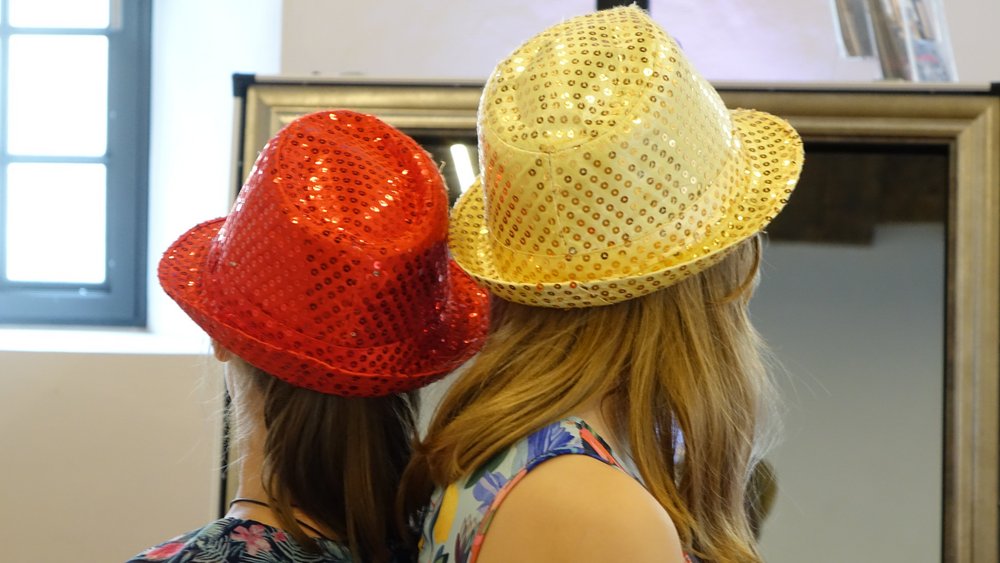 Gemeindefest 2019 Rot und gelb vor dem Spiegel, Foto Eifler