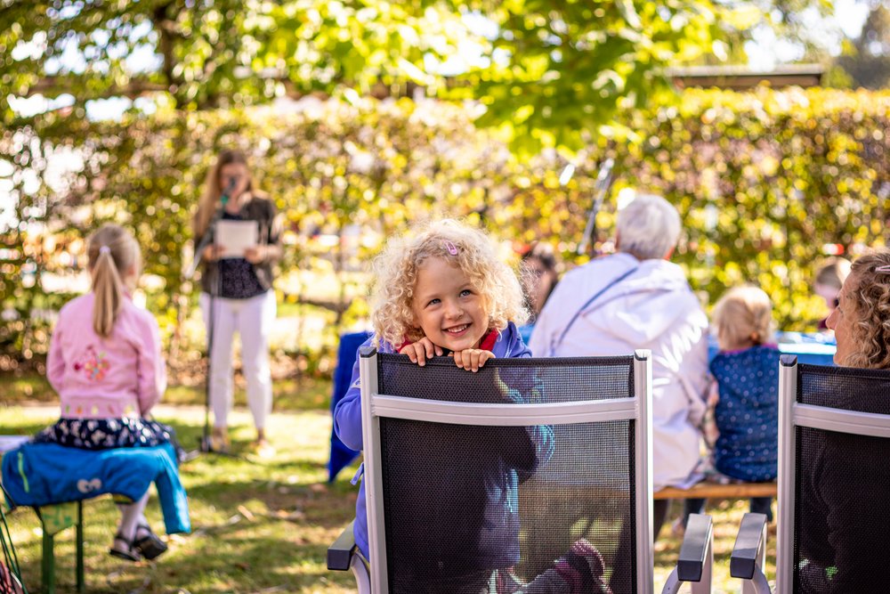 Kinder und Eltern Gemeindewiese im Sommer, Foto: C. Amthor