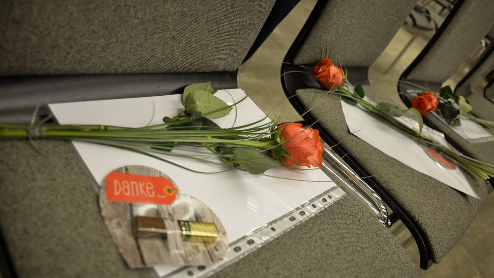 Rosen für die Geehrten, ein süßes Herz für alle ehrenamtlichen Mitarbeiter*innen