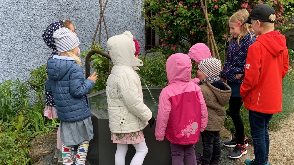 Kirchgarten Brunneneinweihung Muttertag; Foto: Hammerbacher