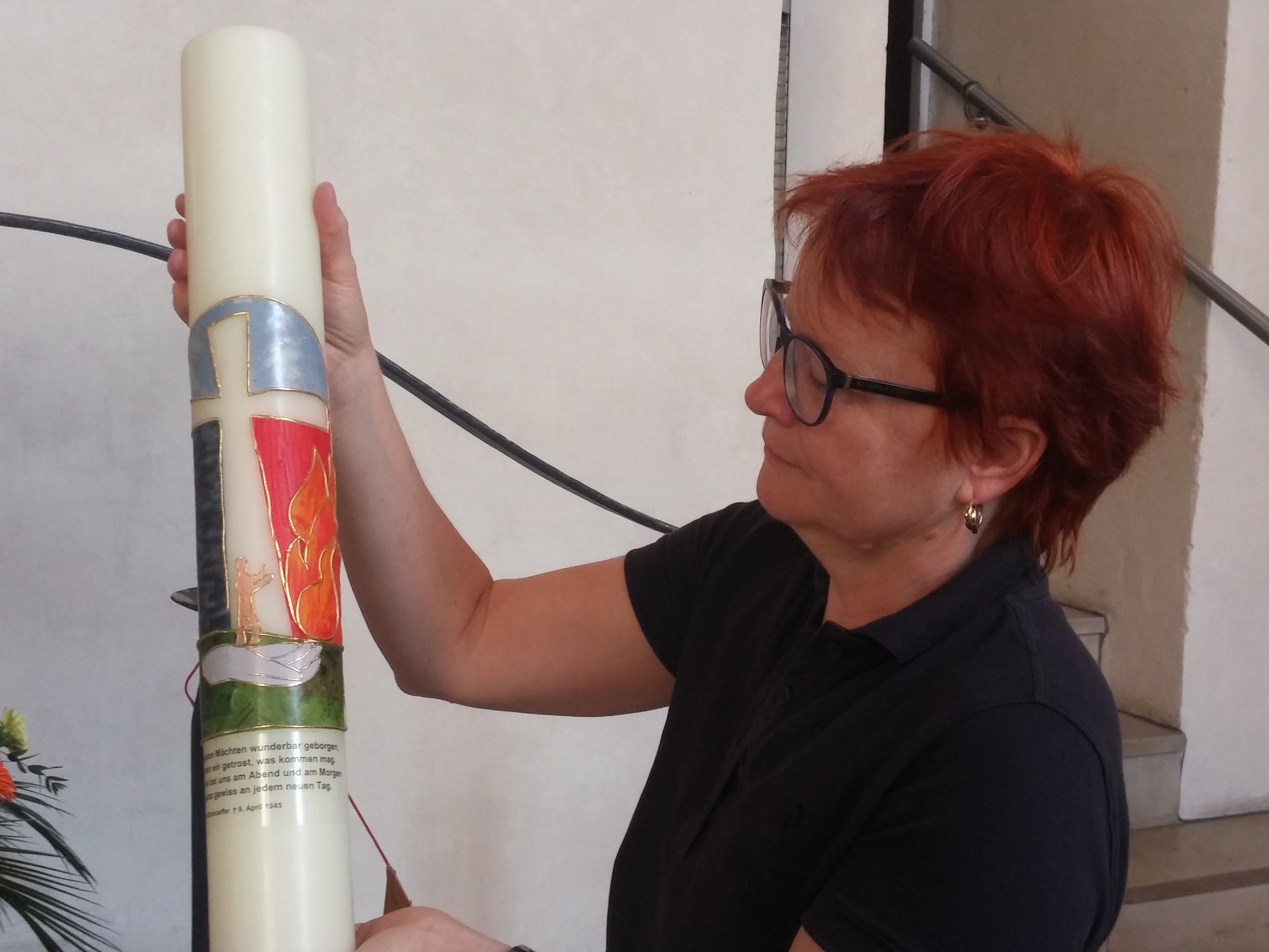 Dekanin Christiane Murner zeigt Osterkerze 2020, geschaffen von Gabriele Schifferer-Missy, Foto kb