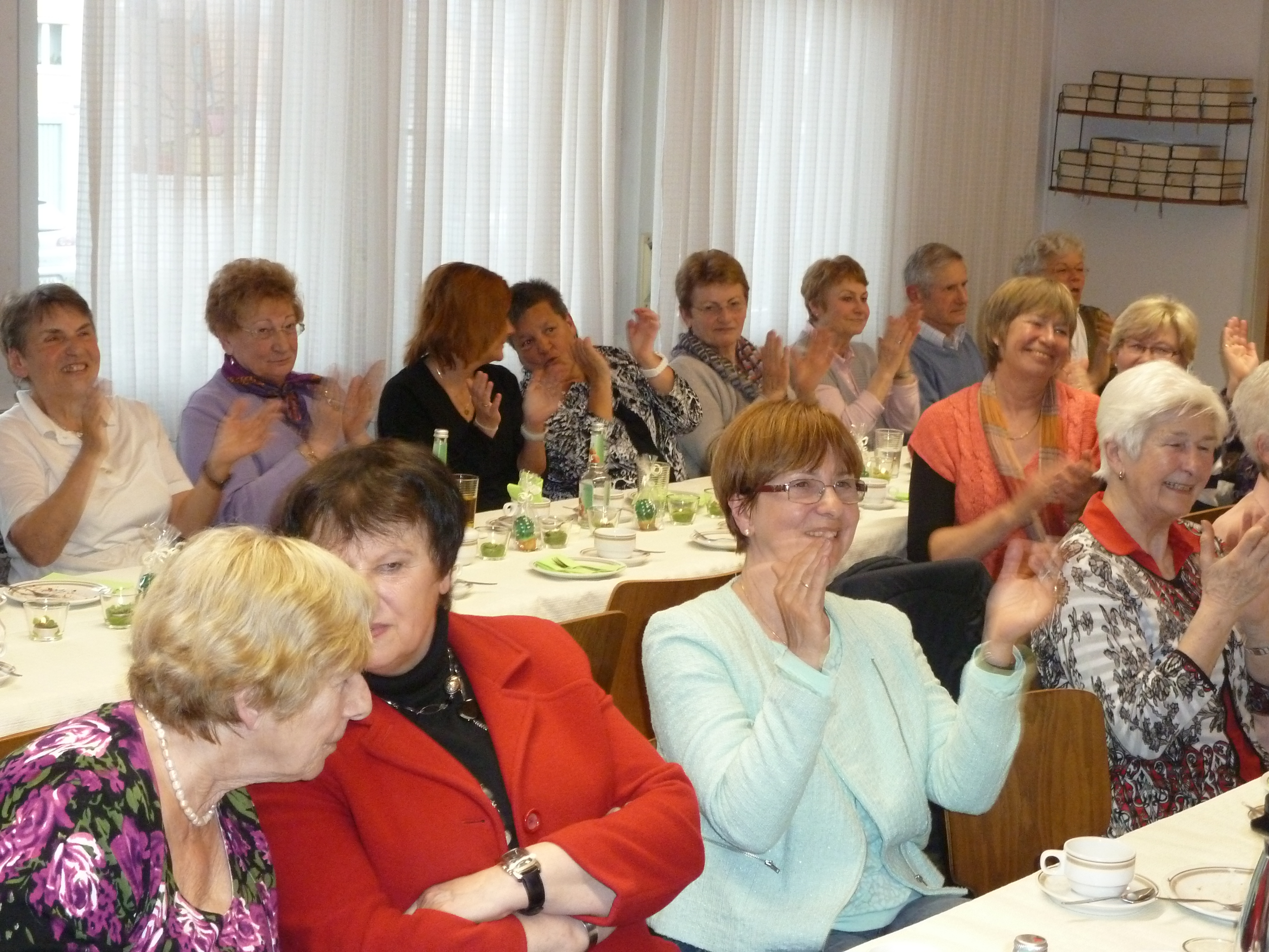 Ehrenamtliche Mitarbeiterinnen klatschen, Archivfoto