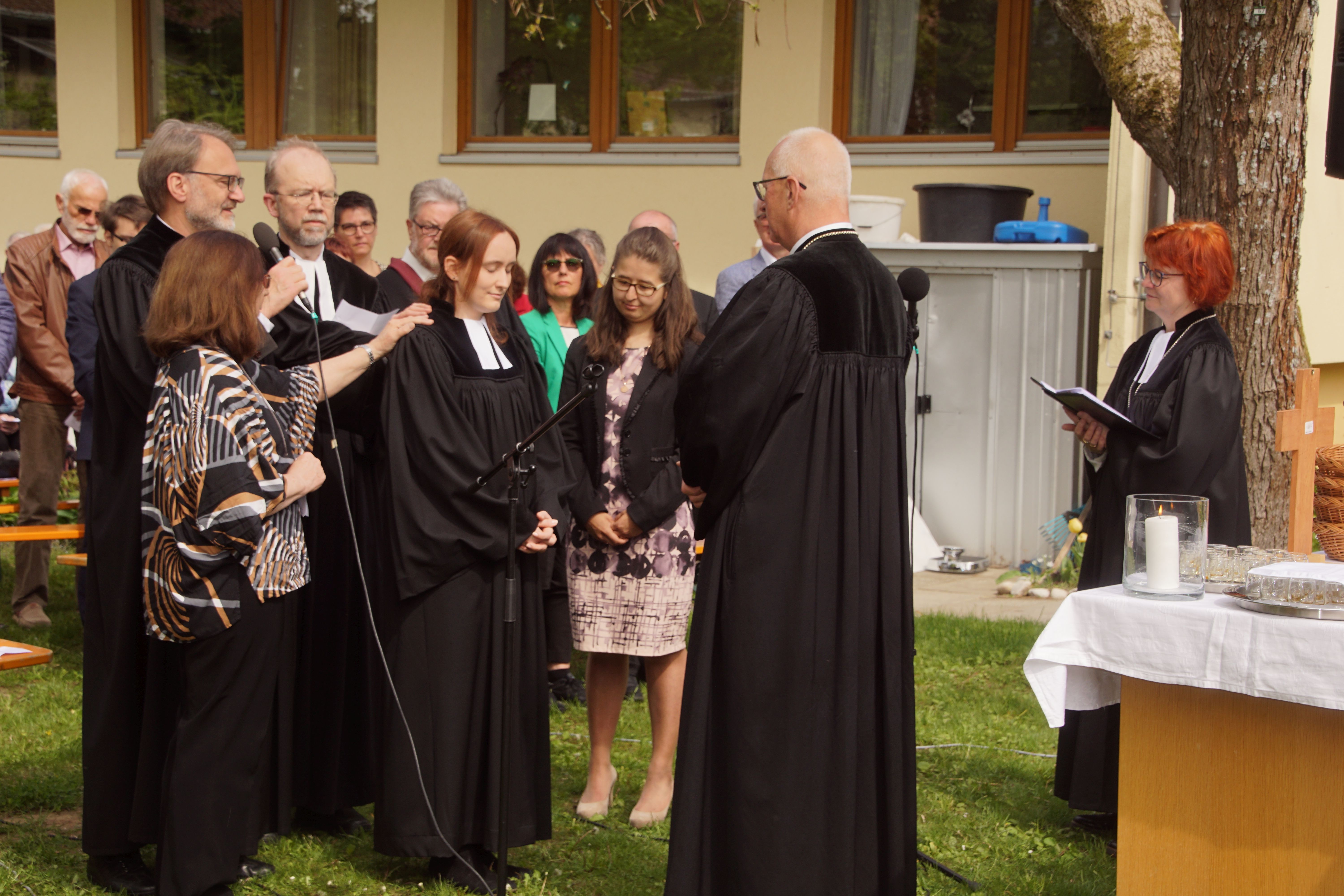 Regionalbischof Klaus Stiegler ordiniert Vikarin Stefanie Probst-Wechsler, Foto Gleißenberg