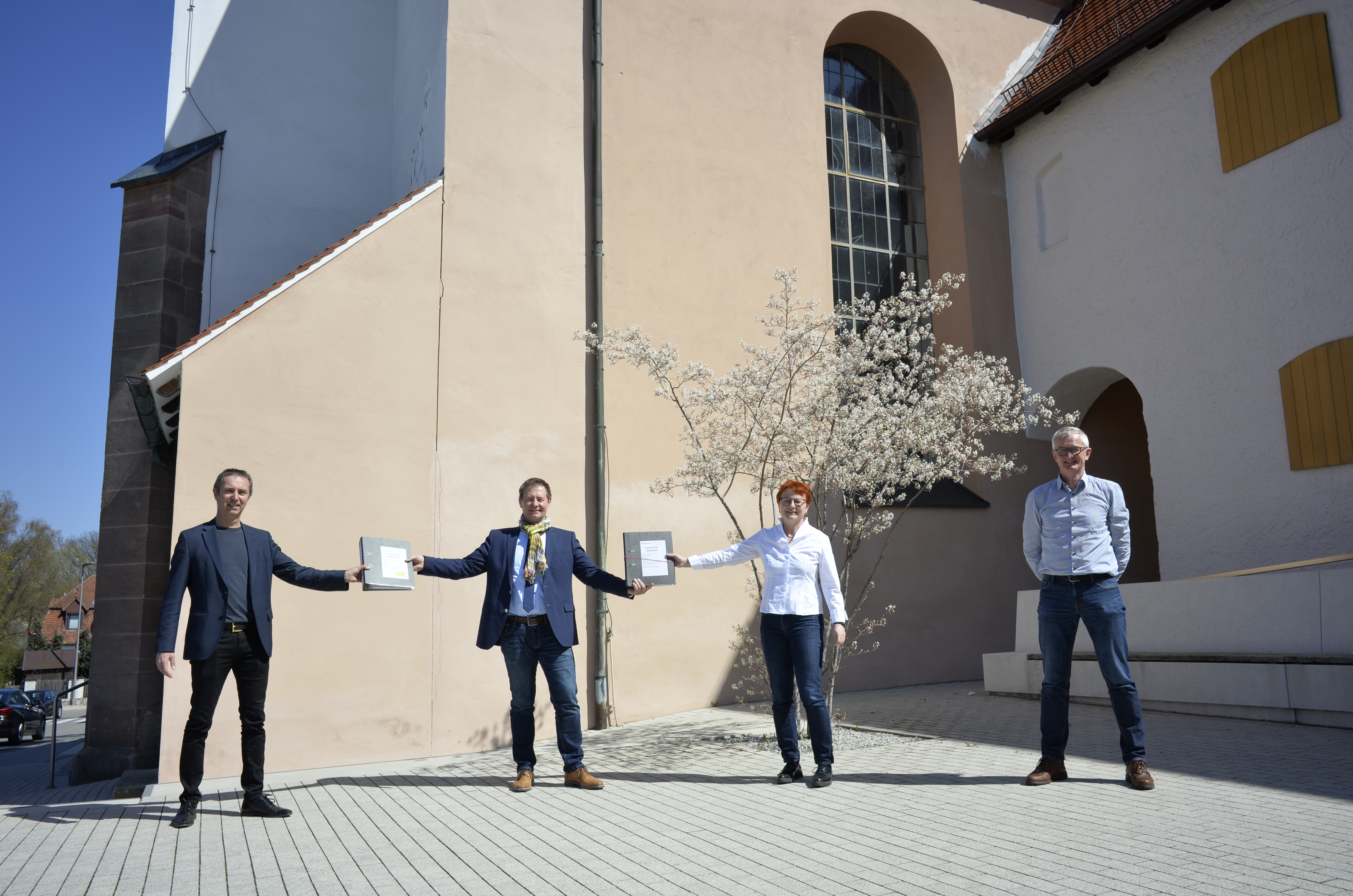 Feierliche Übergabe der Baugenehmigung: Pfarrer Michel Murner, Oberbürgermeister Thumann, Dekanin Christiane Murner, Vertrauensmann Bernhard Hammerbacher; Foto Dr. Janka, 23.04.2021