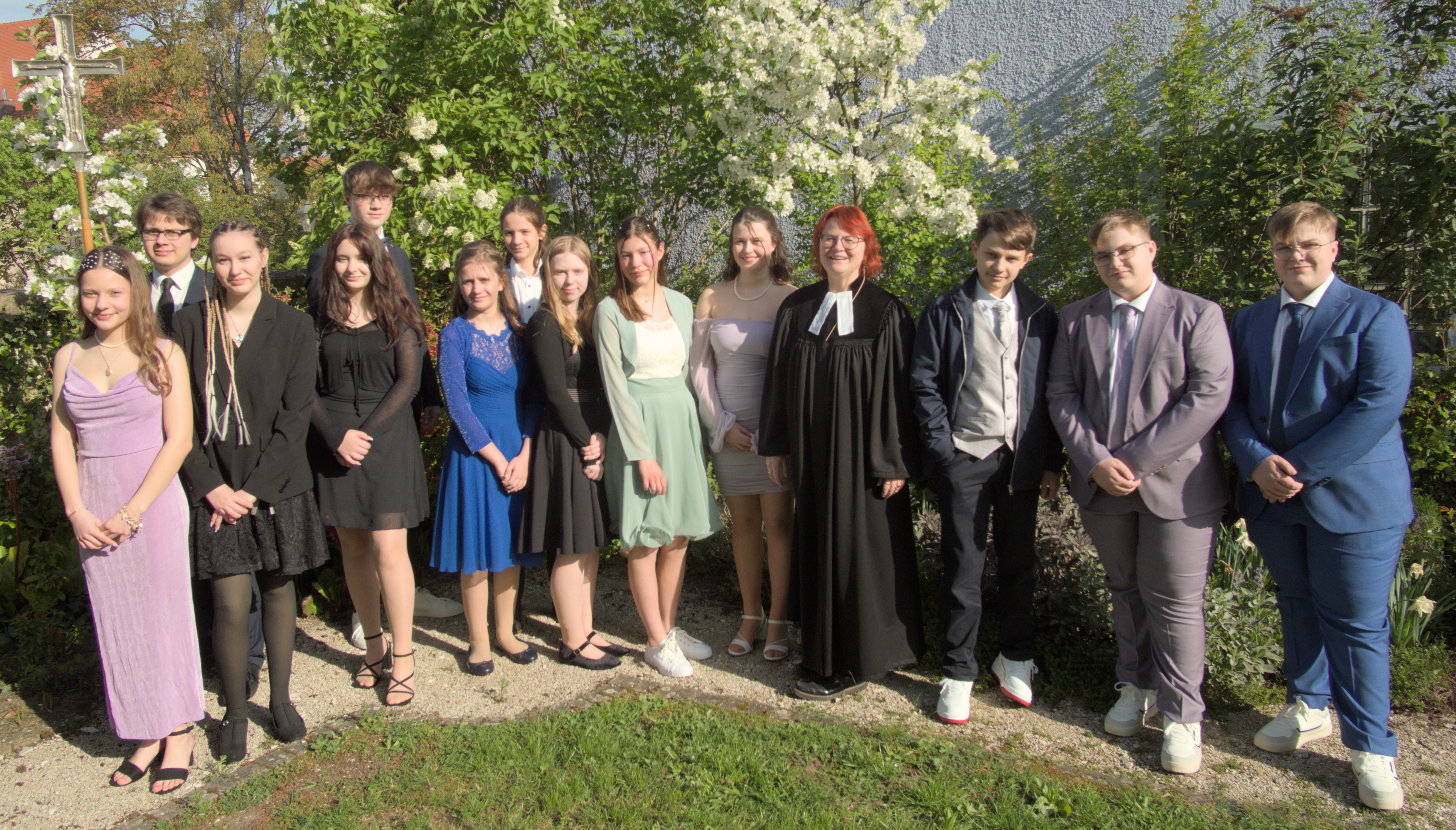 Konfis der Samstagsgruppe 2024 mit Dekanin Christiane Murner im Kirchgarten