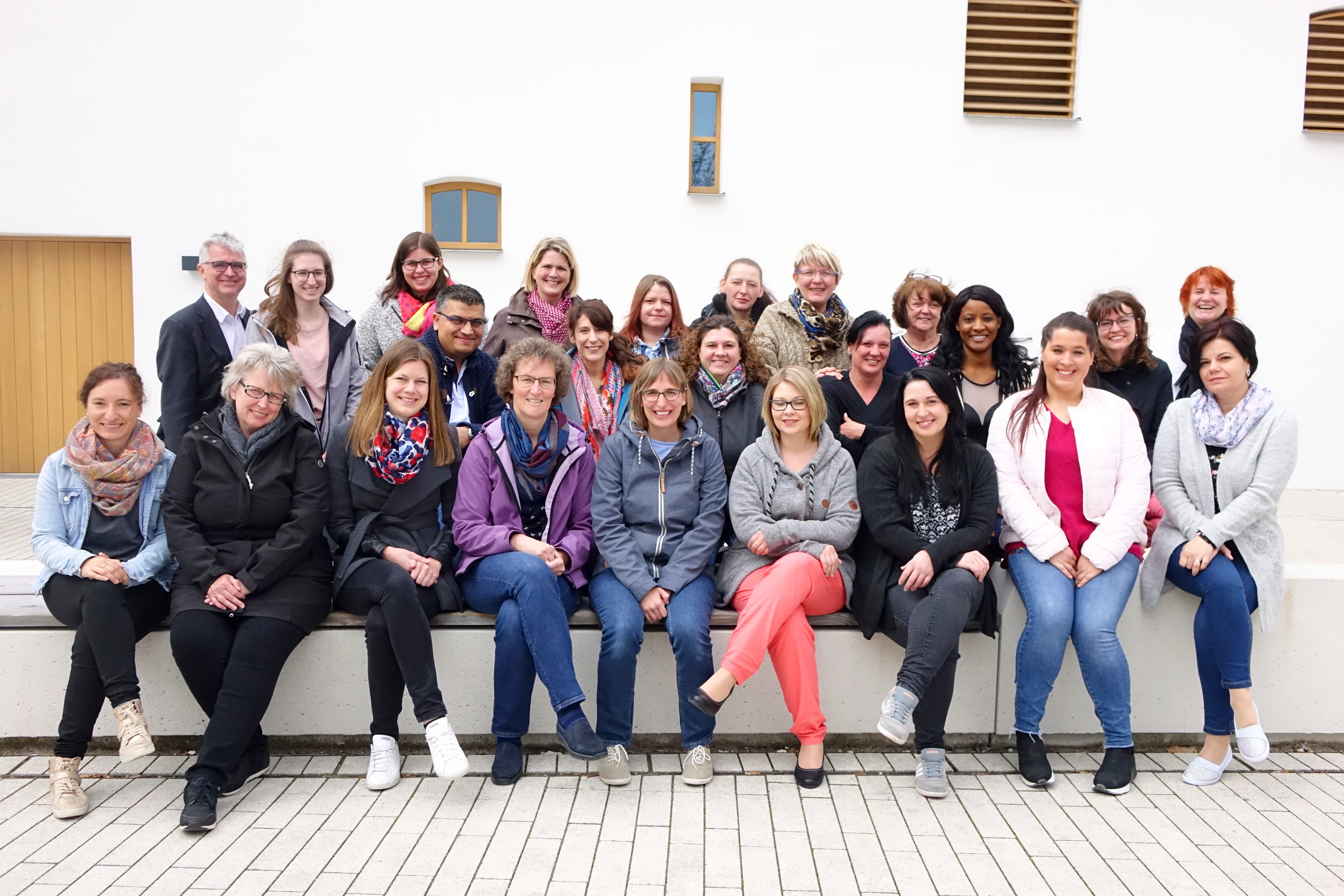 Teilnehmerinnen und Teilnehmer mit Kursleitung, Dekanin Christiane Murner, Diakon Detlef Edelmann, Diakonievorstand, Regina Pflüger, Vorsitzende der Mitarbeitervertretung; Foto: Klaus Eifler