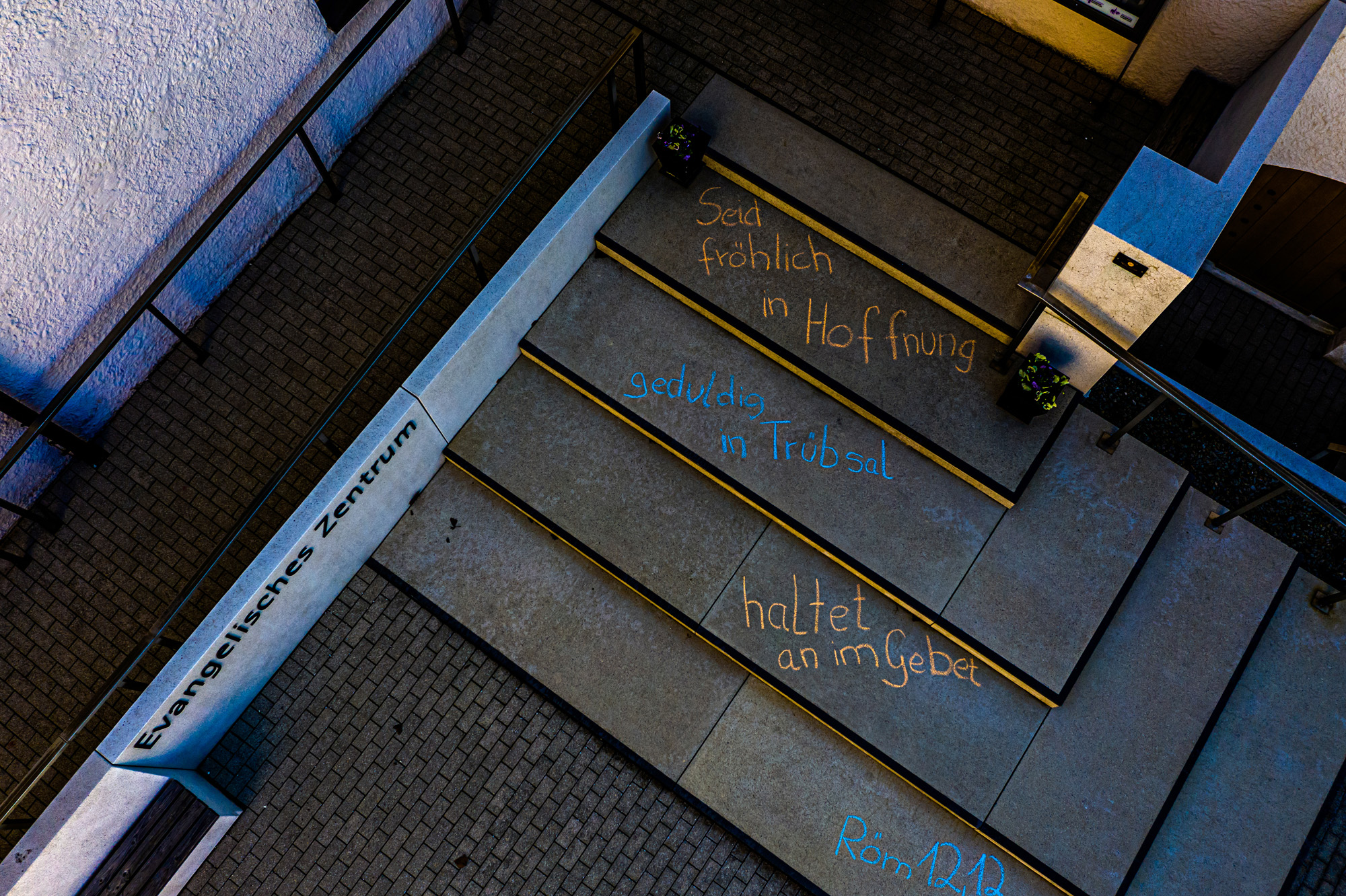 Bibelverse mit Malkreide, Foto ca