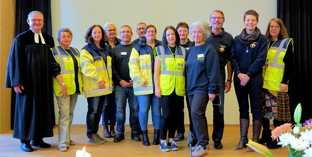 Mitarbeitende der ökumenischen Notfallseelsorge und des Hospizvereins sowie Pfarrer Martin Hermann; Foto Erhard Löwe