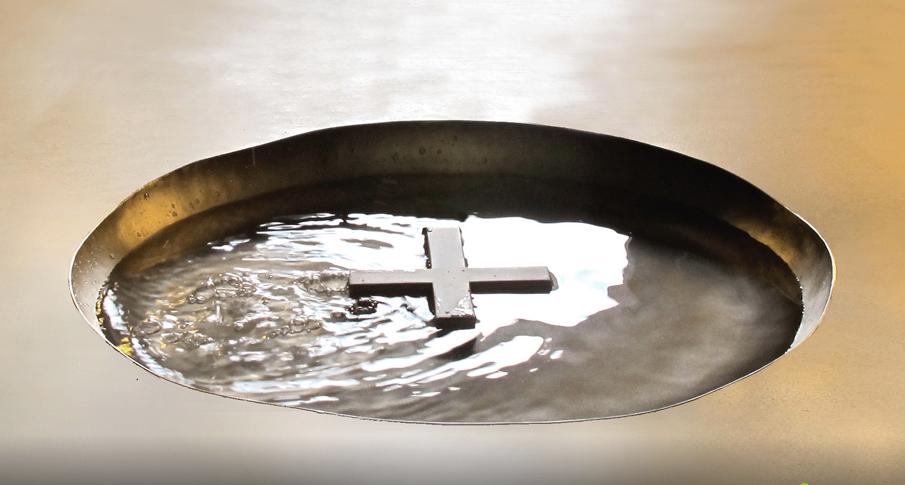 Taufbecken, Ausschnitt aus Film "Ins Licht", Archtekten Brückner & Brückner