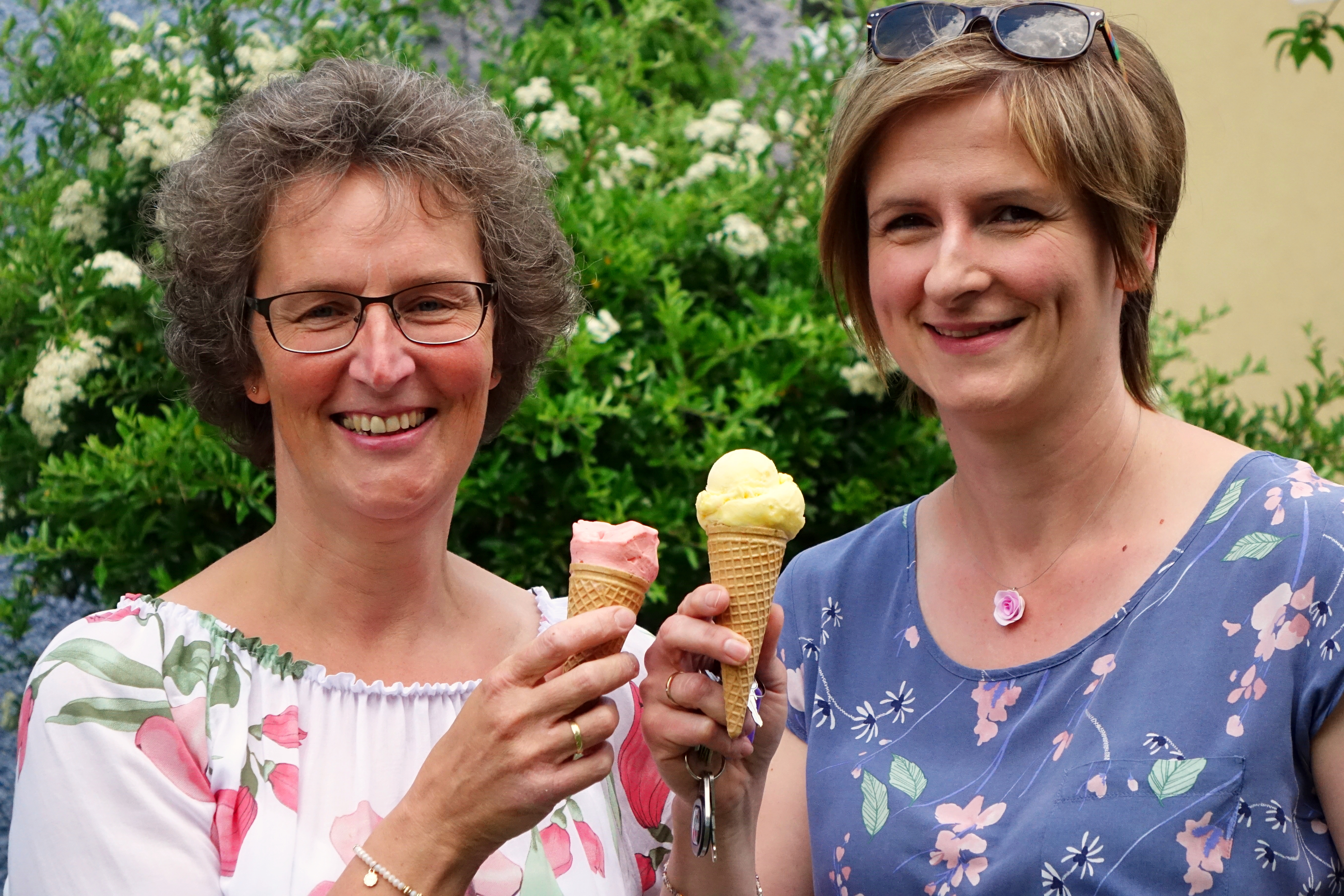 Pfarrsekretärinnen Petra Lukas und Tanja Bauer mit Eistüten, Foto: Eifler