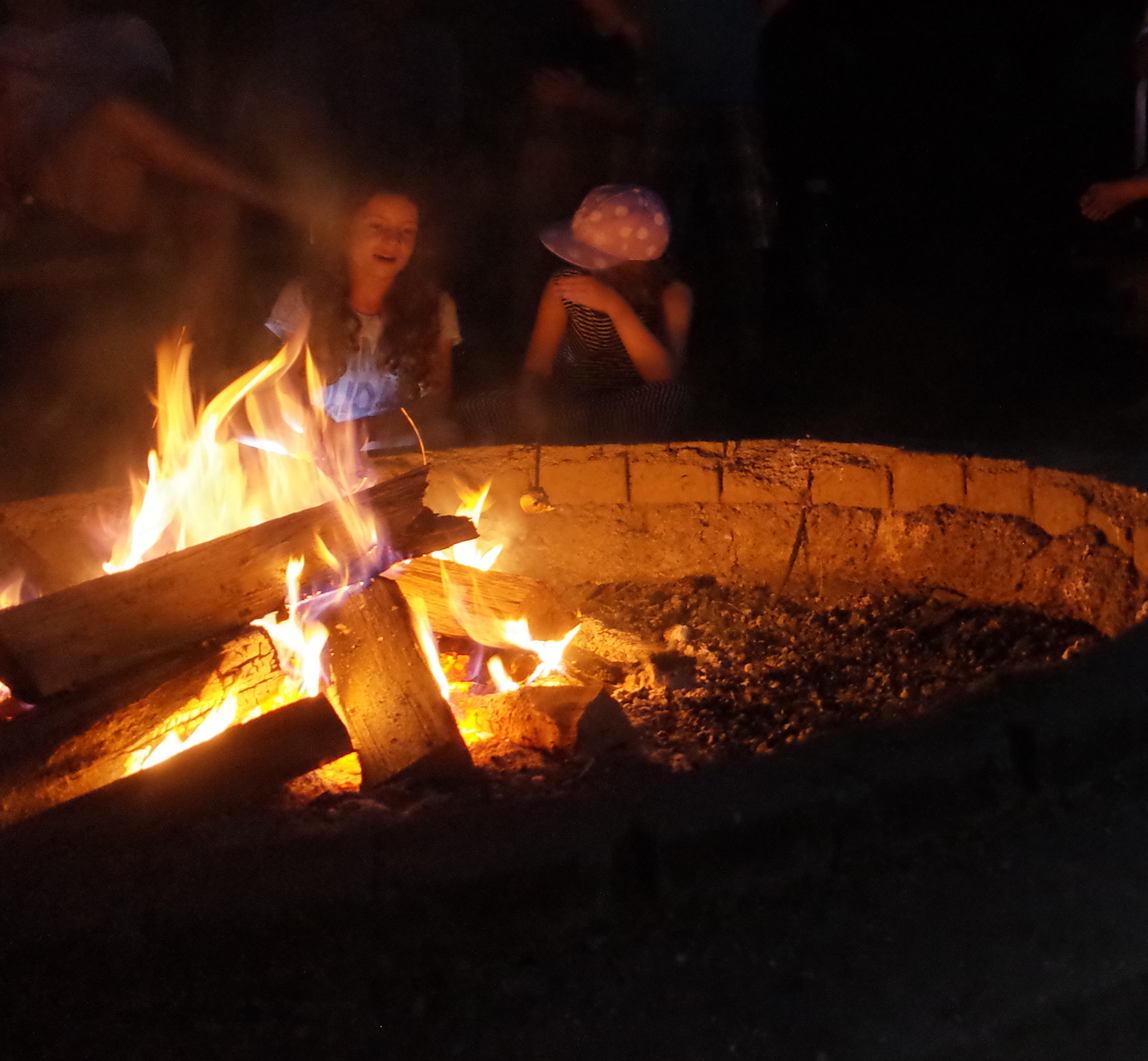 Kinder am Lagerfeuer, Foto M. Murner