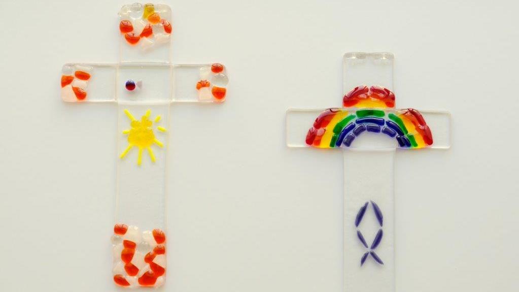 Konfirmanden 2019 gestalten Glaskreuze; Foto: Eifler