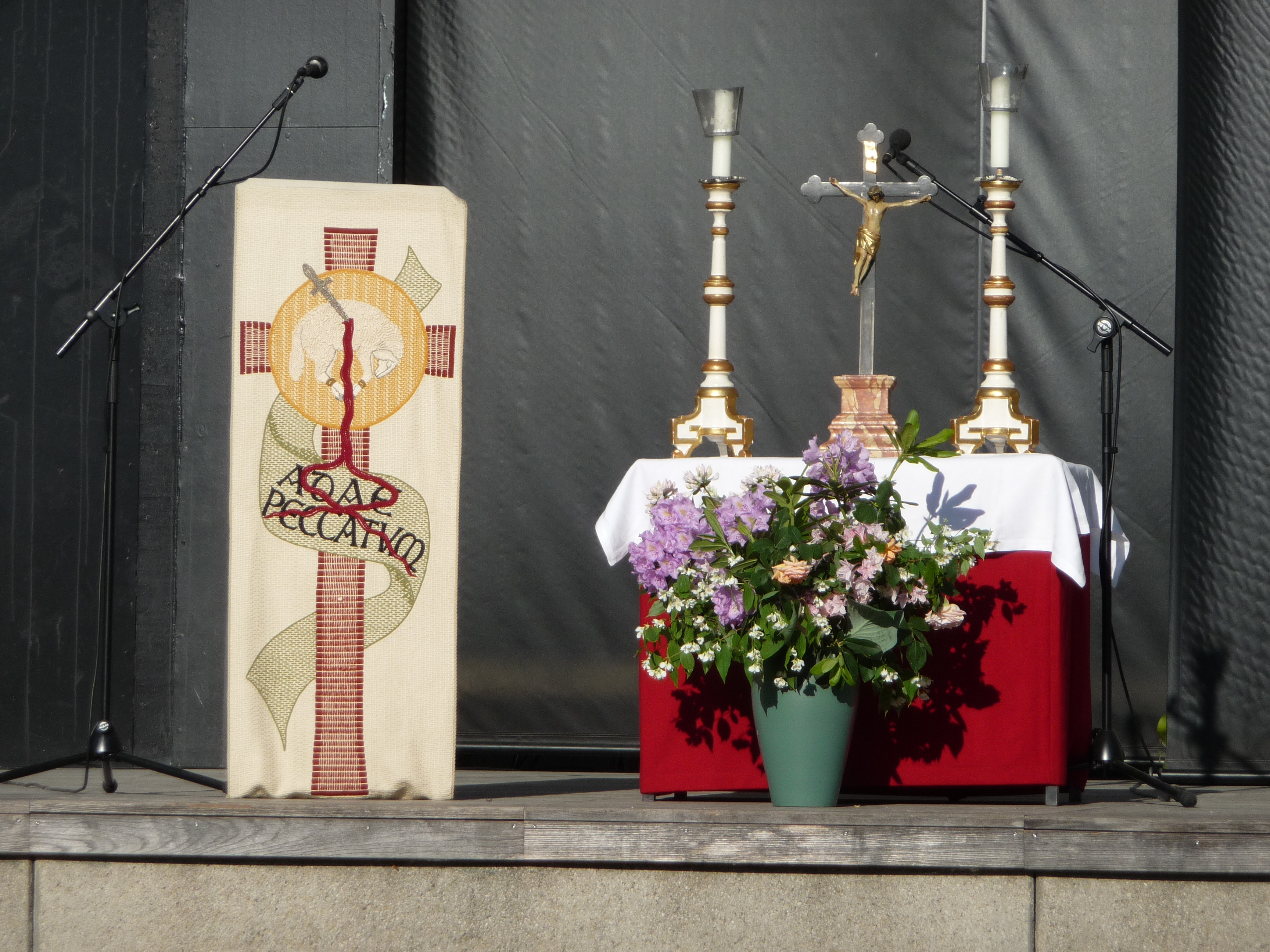 Altarschmuck in der LGS-Arena