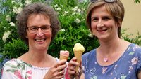 Pfarrsekretärinnen Petra Lukas und Tanja Bauer mit Eistüten, Foto: Eifler