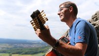 Dr. Hans-Gerd Bauer mit Gitarre, Foto Dr. Bauer
