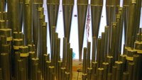 Blick durch Orgelpfeifen zum Chorraum, Foto: Eifler