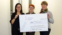 Referentin für Fundraising Stefanie Finzel, Dekanin Christiane Murner, KMD Beatrice Höhn freuen sich über die Spenden, Foto Klaus Eifler