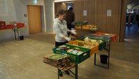 Sabrina Klebl, Riad Aufi und Doris Wittmann sortieren im Klostersaal Lebensmittel in die Ausgabetüten, Foto Michael Murner