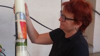 Dekanin Christiane Murner zeigt Osterkerze 2020, geschaffen von Gabriele Schifferer-Missy, Foto kb