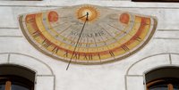 Sonnenuhr an der Fassade von Schloss Herrenchiemsee