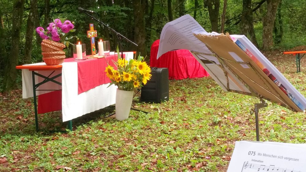 Gottesdienst unter freiem Himmel, Pilsach, Altar und Notenpulte, Foto be