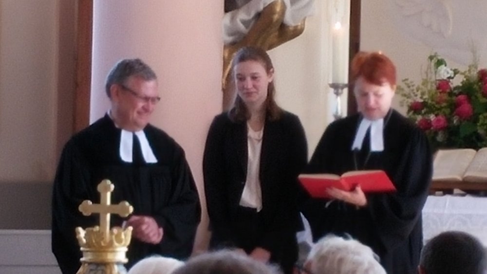 Einsetzung von Martin Hermann zum Stellvertretenden Dekan durch Dekanin Murner, Jugendvertreterin Elea Distler; Foto: bey