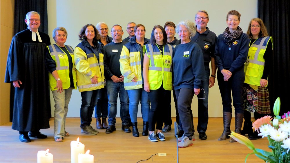 Pfarrer Martin Hermann und die Damen und Herren vom Notfallseelsorgeteam und dem Hospizverein; Fotogalerie zum Themengottesdienst