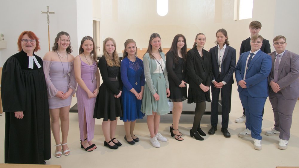 Dekanin Christiane Murner mit den Konfis der Samstagsgruppe 2024 im Chor der Christuskirche