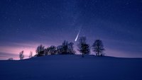 Weiße Landschaft, Nachthimmel mit Komet, Foto AdobeStock 
