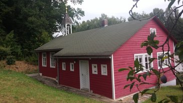Kirche, rundum liebevoll gepflegt; Foto: bey