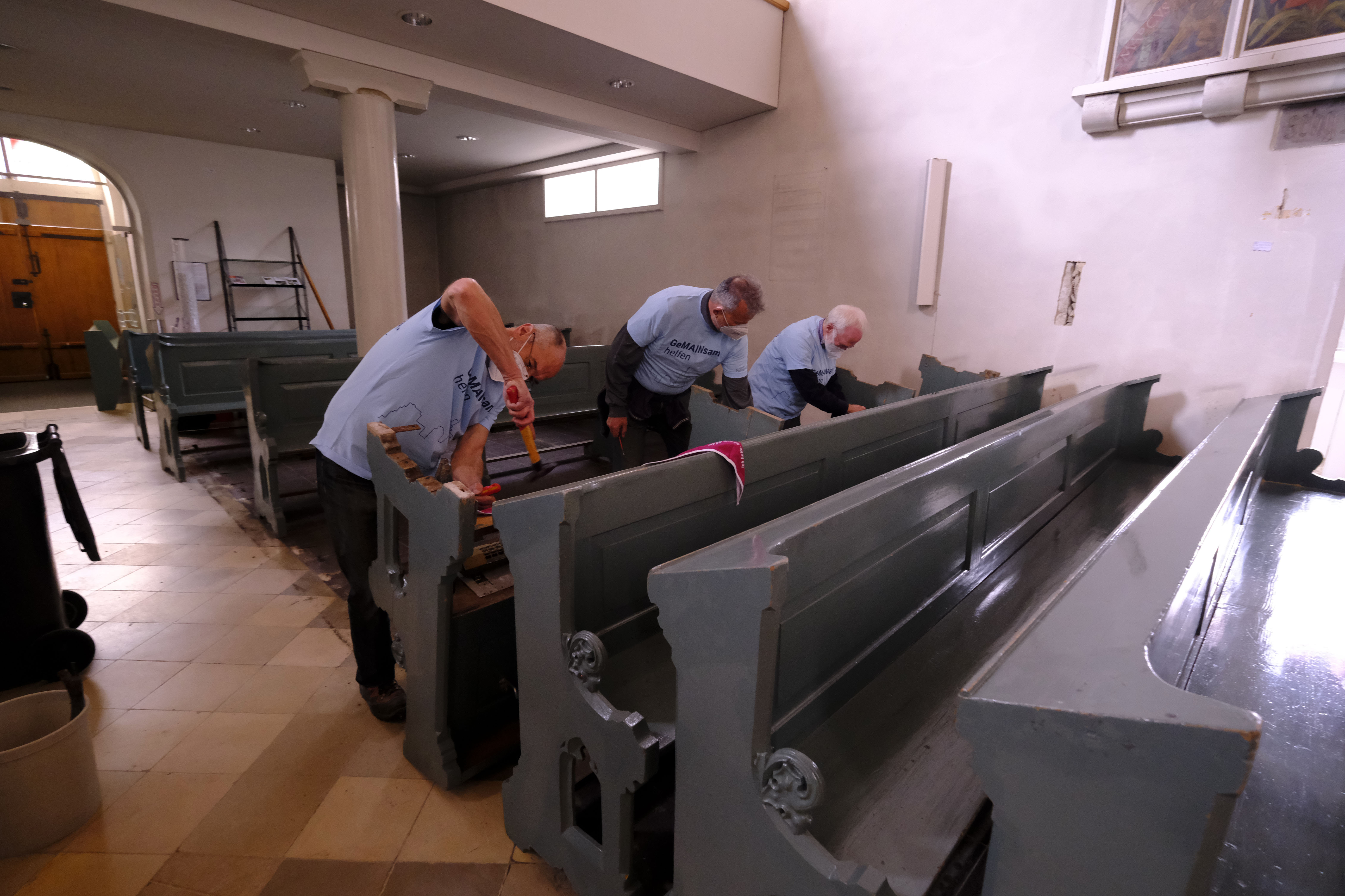 Ausbau der Kirchenbänke, Foto mit freundlicher Genehmigung von Günter Distler