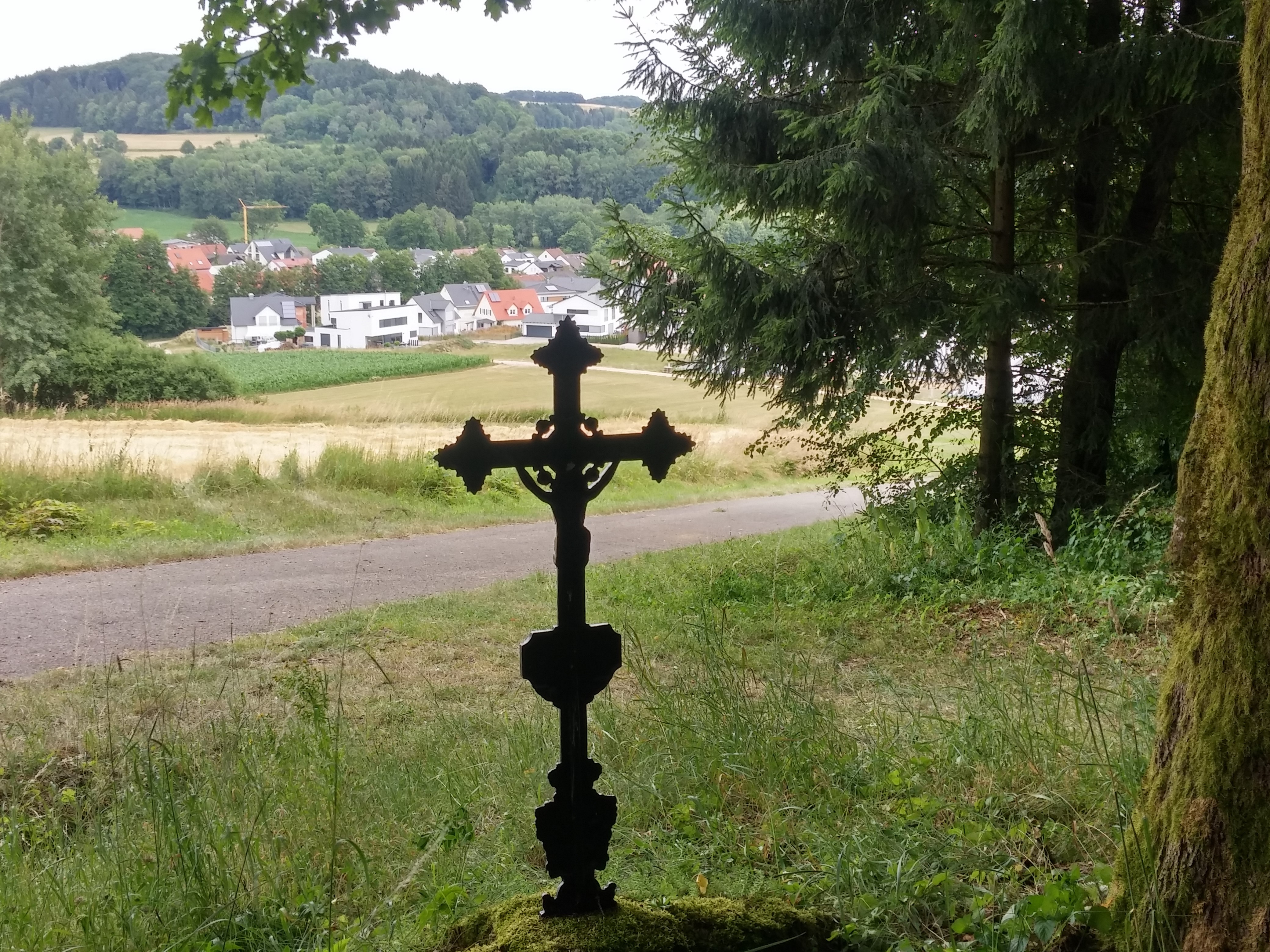 Feldkreuz an Lichtung am Waldrand beim Ottenberg; Foto KB