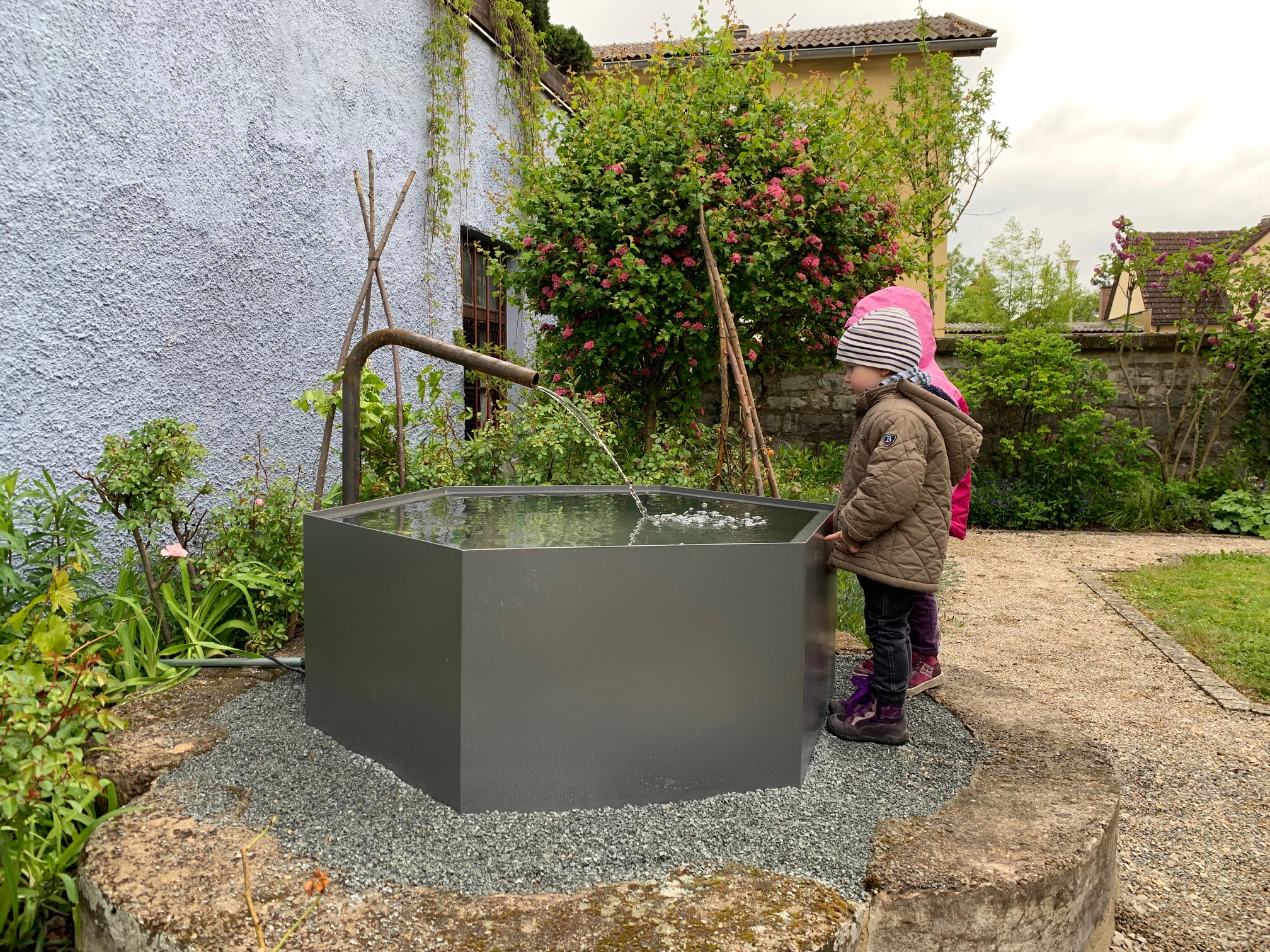 Kirchgarten Brunneneinweihung Muttertag; Foto: Hammerbacher