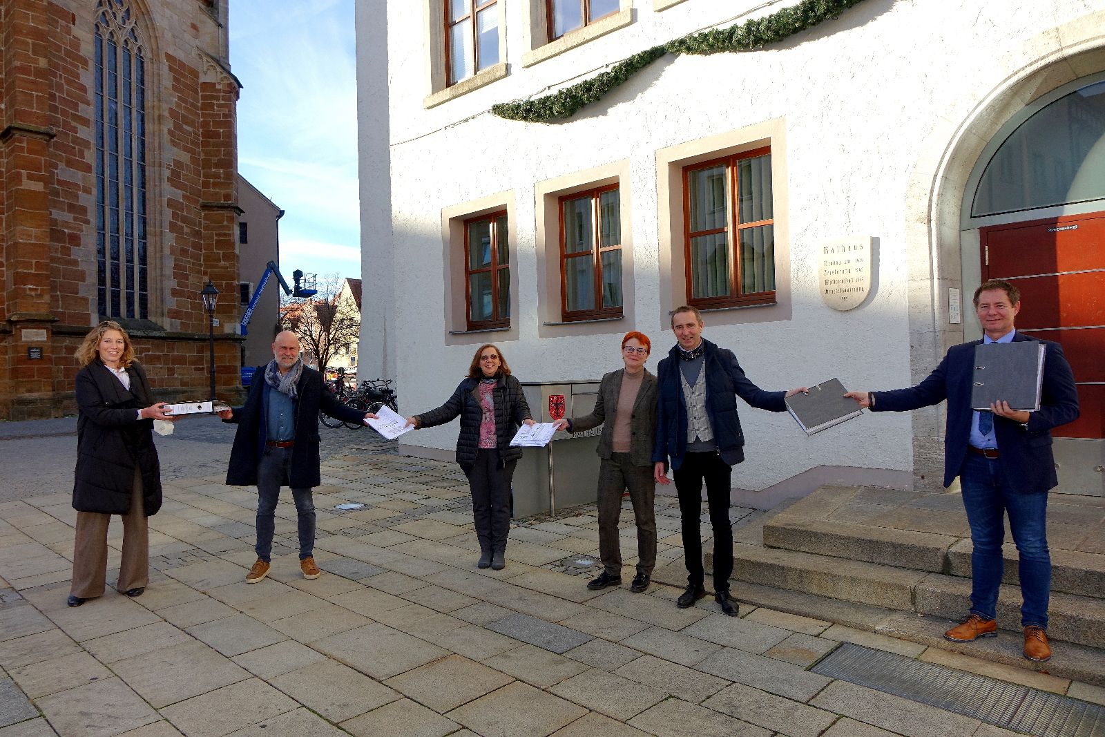 Übergabe des Bauantrages an Oberbürgermeister Thomas Thumann (rechts) durch von links: Stephanie Sauer, Christian Brückner, Susanne Scola, Christiane Murner, Michael Murner Foto: Dr. Franz Janka/Stadt Neumarkt
