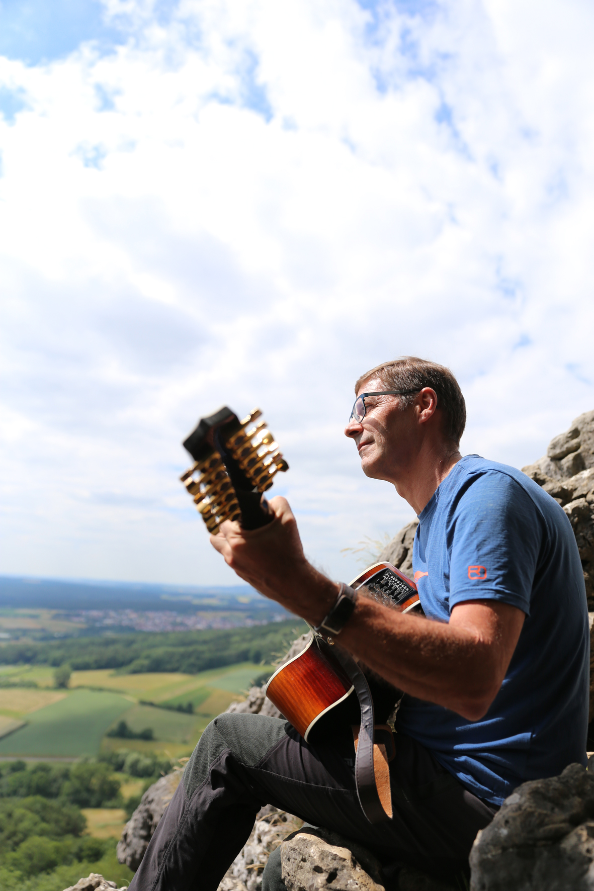 Dr. Hans-Gerd Bauer mit Gitarre, Foto Dr. Bauer