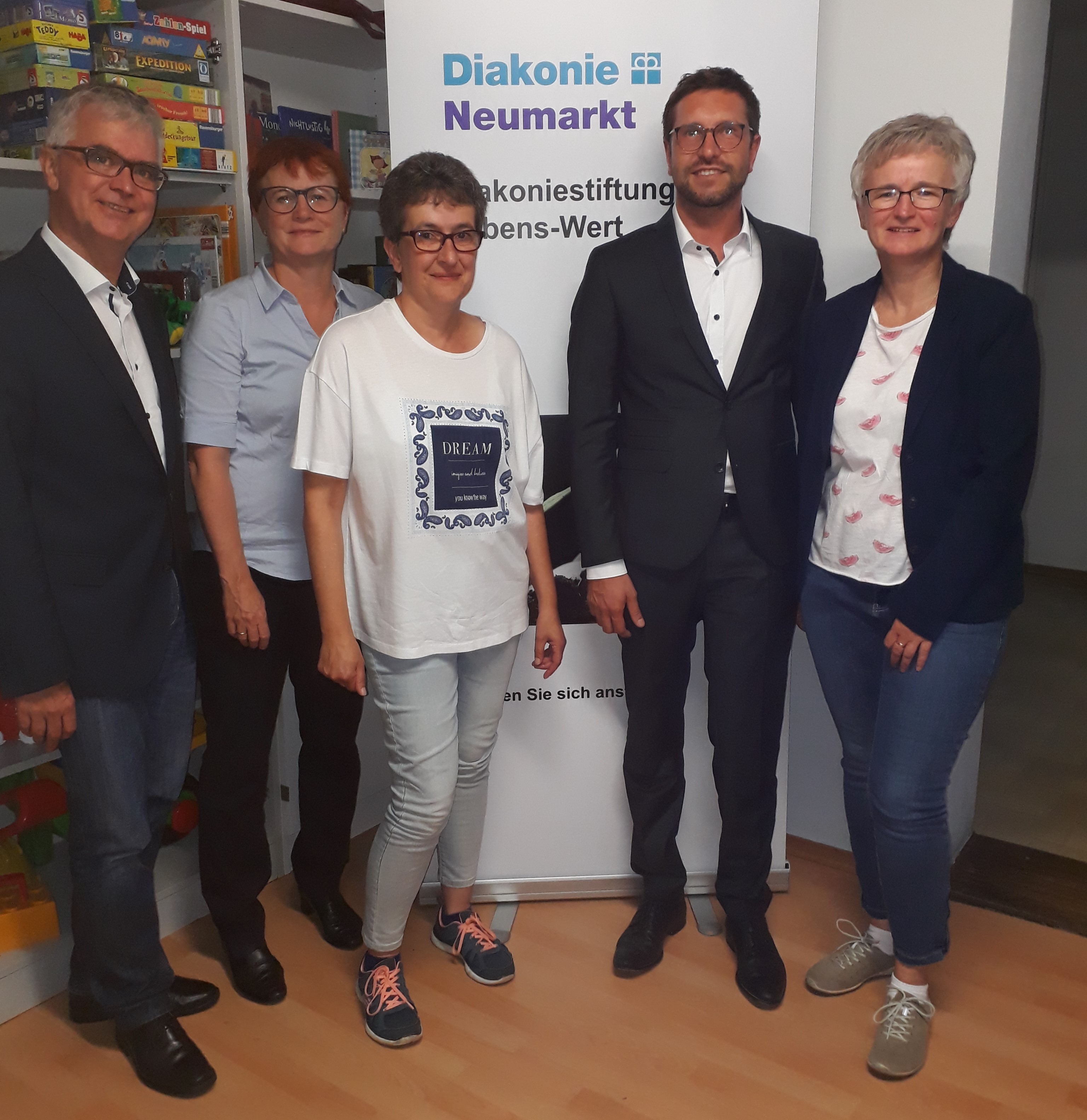 v.L.n.R: Detlef Edelmann, Stellv. Vorsitzender, Dekanin Christiane Murner, Stiftungsvorsitzende, Angelika Heller, Koordinatorin Leb-mit-Laden, Marco Gmelch u. Ursula Hammerbacher, Mitglieder Vorstand Diakoniestiftung Lebens-Wert, Foto Finzell