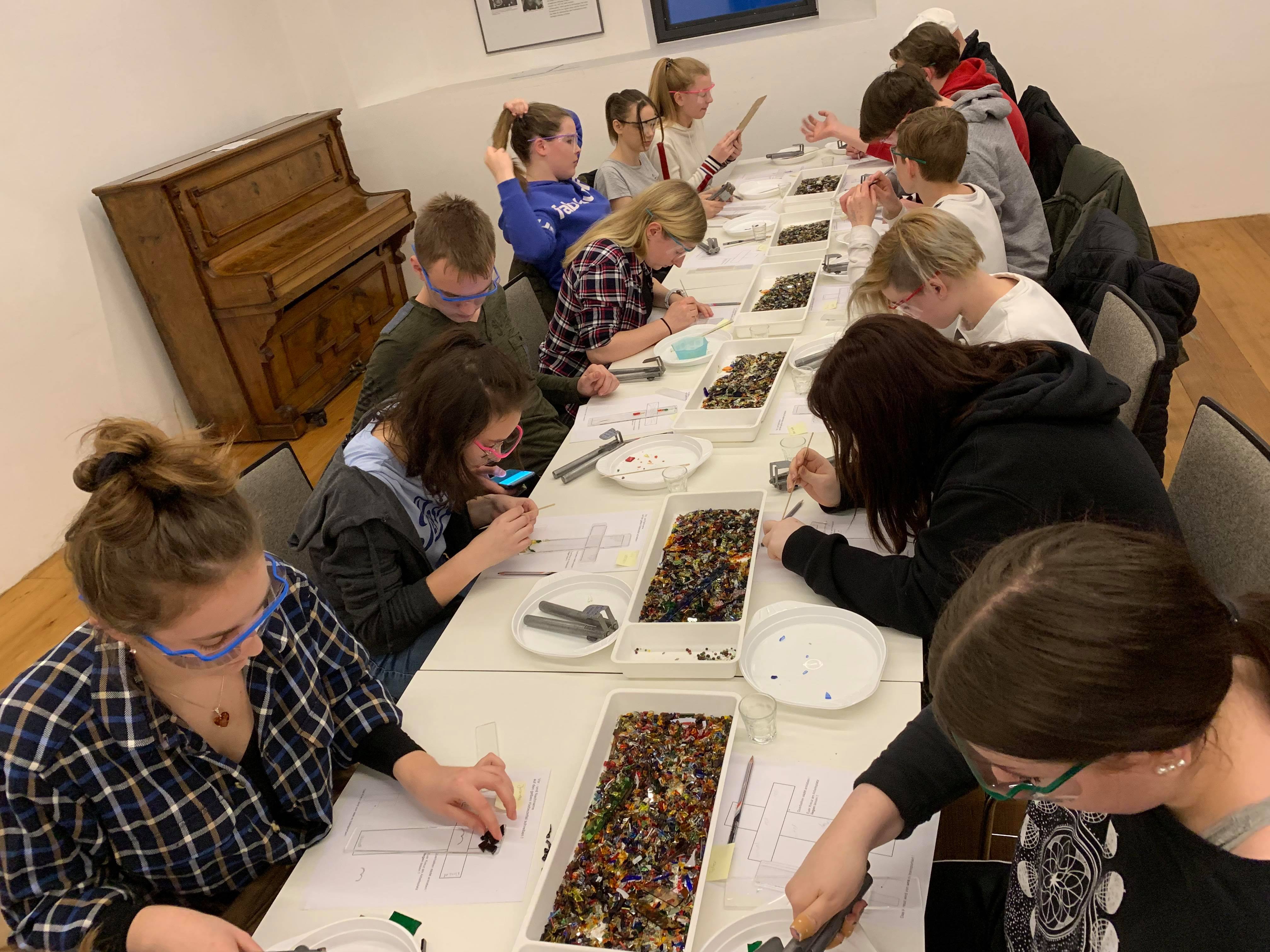 Konfi 2019 gestalten Glaskreuze, Foto: Eifler