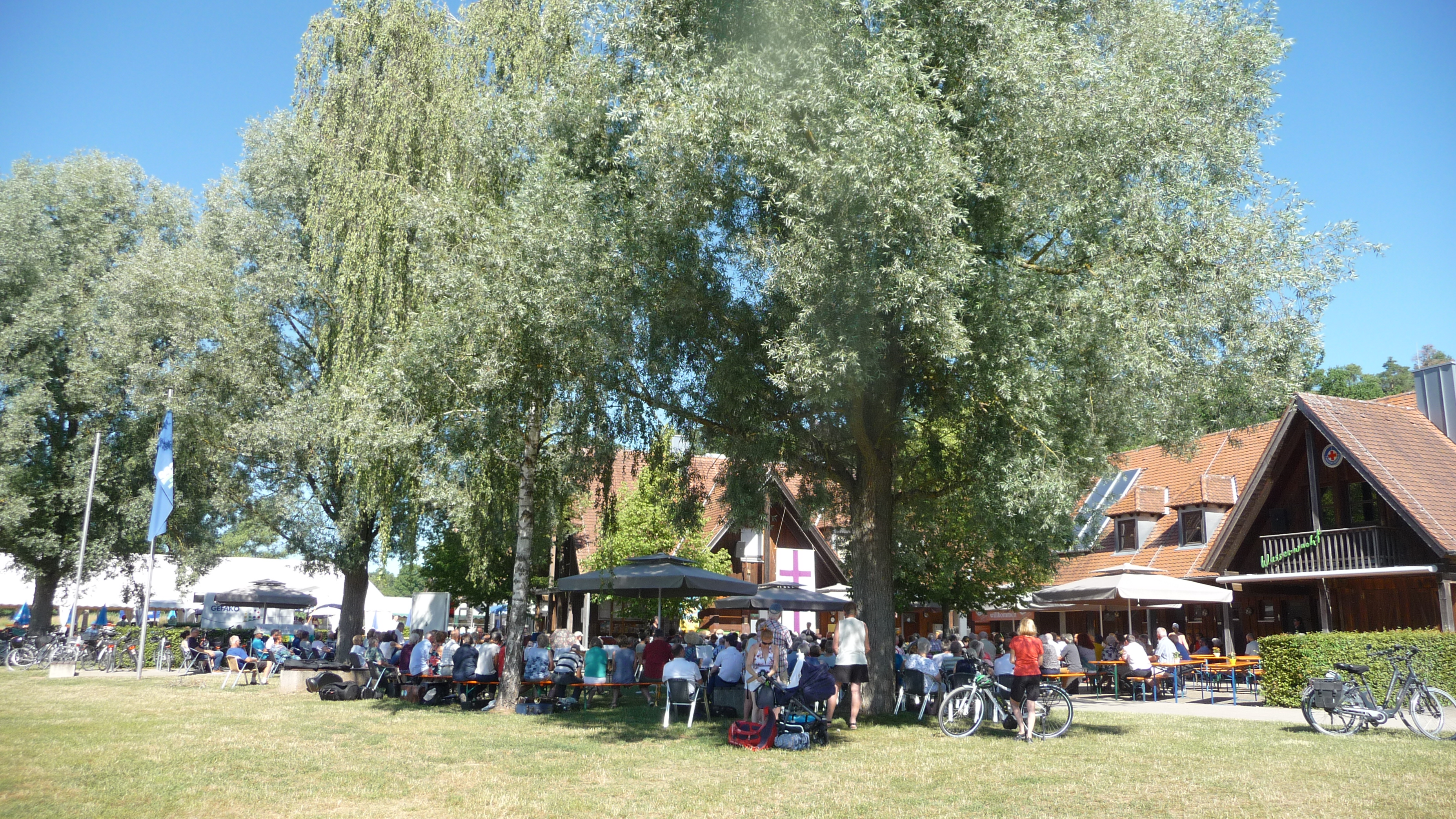 Gottesdienst unter freiem Himmel Rothsee 2019, Strandhaus Birkach; Foto: be