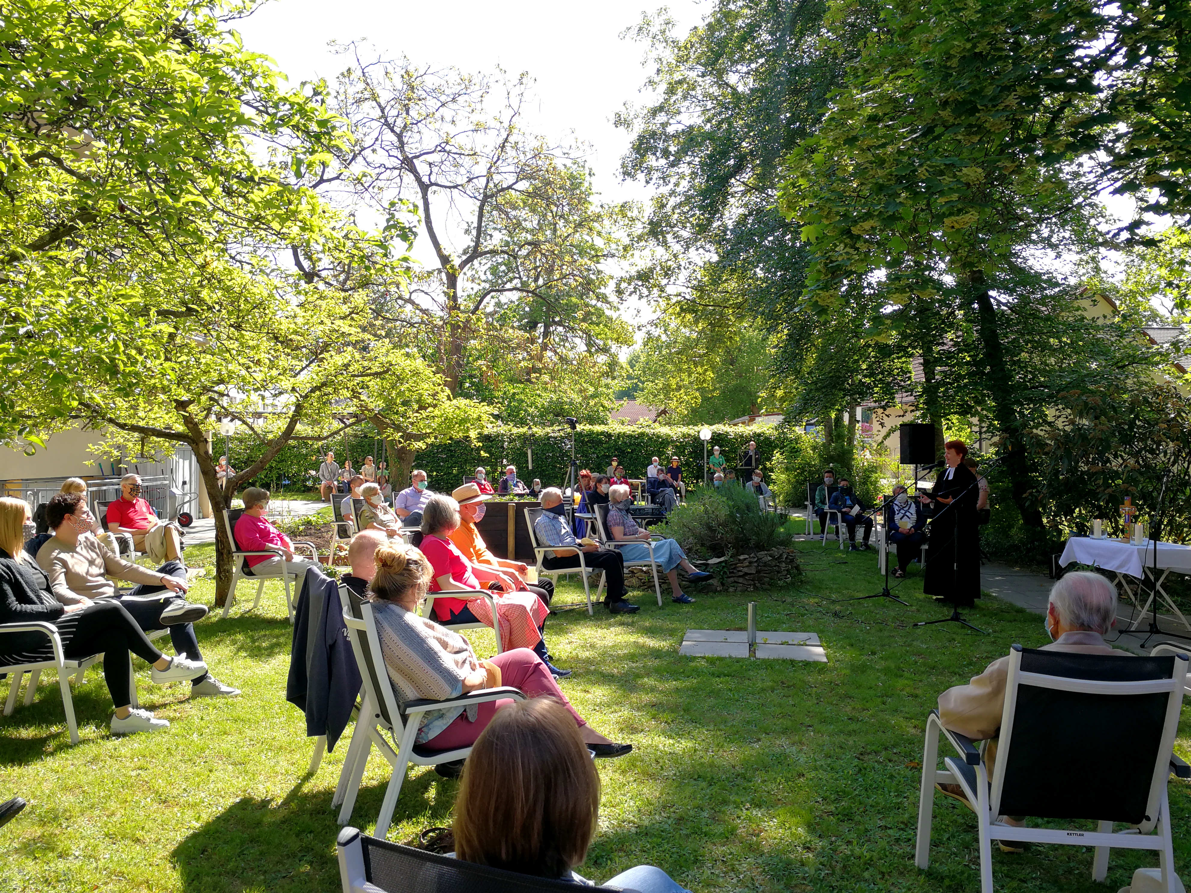 Gottesdienst auf der Gemeindewiese, Foto Hermann