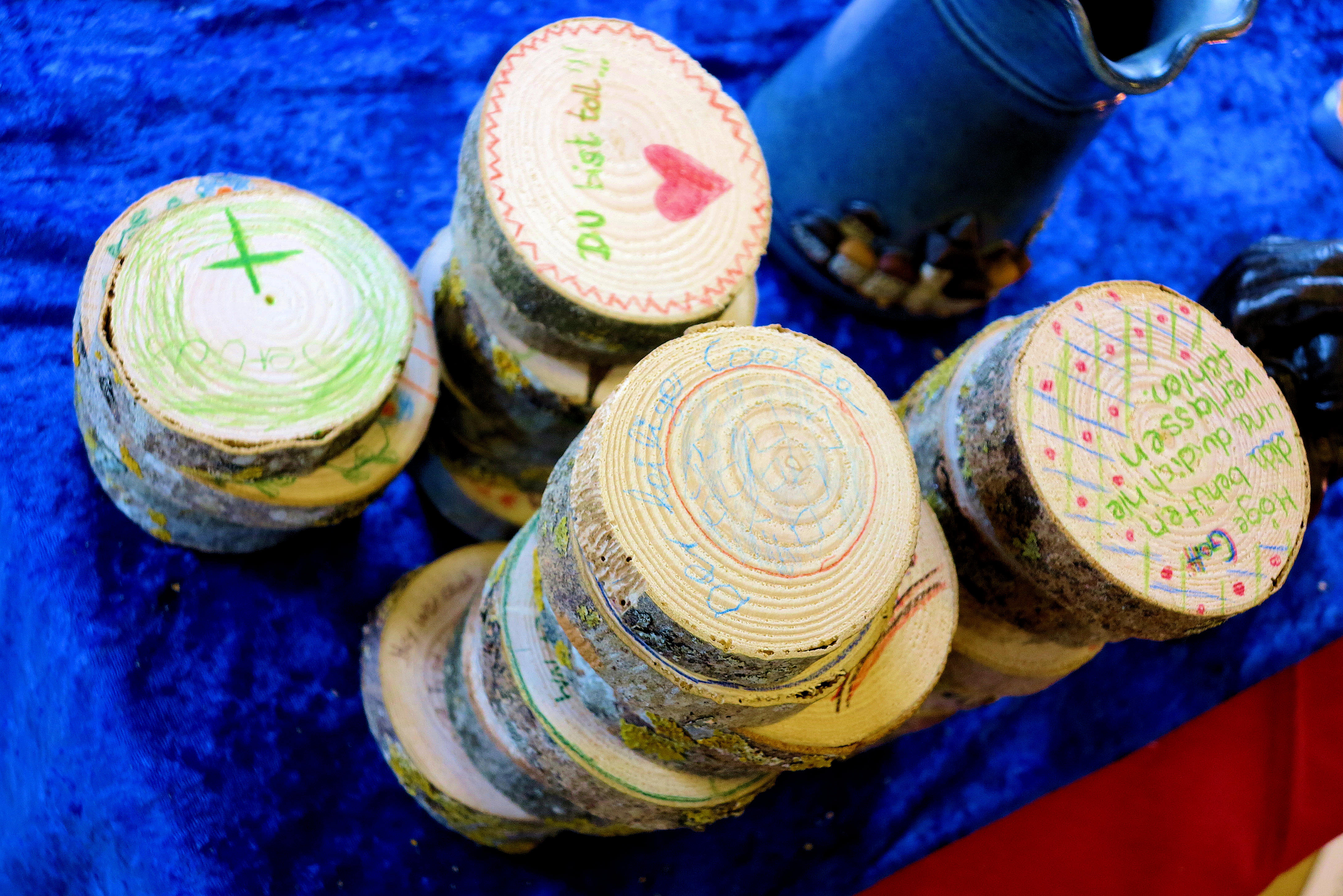 Baumscheiben erinnern, Konfi Wochenende Habsberg, Foto: Hermann