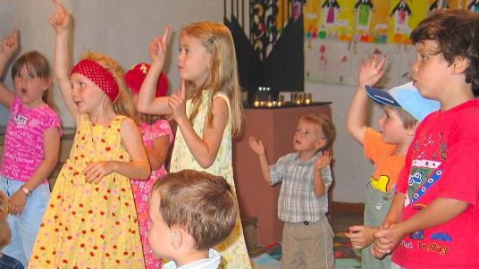 Kinder im Krabbelgottesdienst